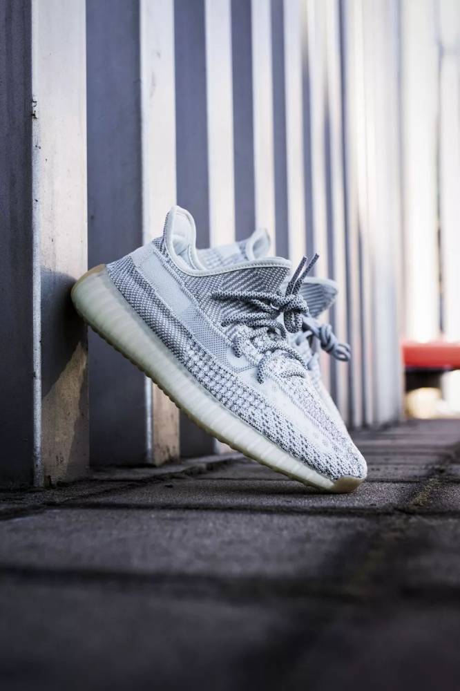 氧化天使 Yeezy 350 V2 搶先開箱！尺碼選擇要注意