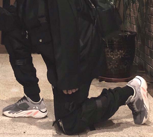 Yeezy Boost 700 Magnet 磁鐵上腳