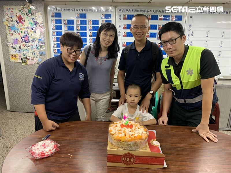 鍾姓男童在爸媽陪同下，帶著蛋糕前來新莊分隊，感謝當年2位消防員的協助。（圖／翻攝畫面）
