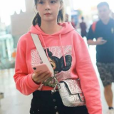 沈夢辰真是穿衣楷模，粉色衛衣搭配黑色牛仔短褲，少女感撲面而來