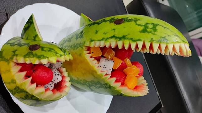 1名人父分享因为孩子幼稚园的水果派对，自己亲手「果雕」2头鲨鱼。（图翻摄自爆废公社）